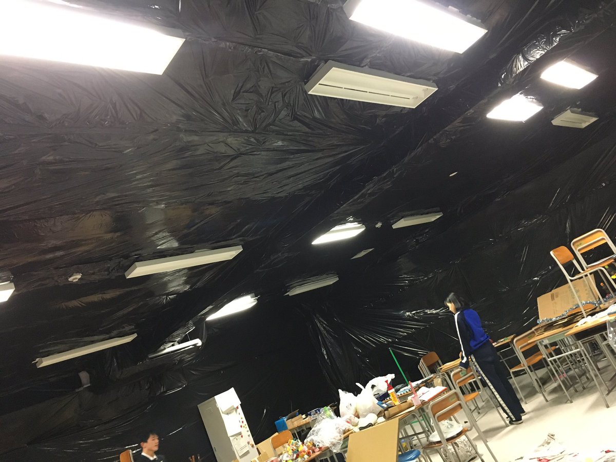 sogo_24's tweet photo. やっと、天上も壁も全て真っ黒になりました！
あとは縁日の装飾や各ブースごとの屋台作り🍧
大変な事がたくさんですが頑張ってます！
放課後も引き続き残ってるメンバーで頑張ります🚀

🐱🍮

#NovemberSummer #SG24 https://t.co/wNNZilI2C2