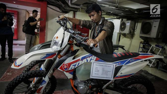 liputan6dotcom's tweet photo. PHOTO: KPK Lelang Kendaraan Milik Terpidana Korupsi pada 24 November 2017 https://t.co/OWhBfLHgj5 https://t.co/tgVqIQlLoy
