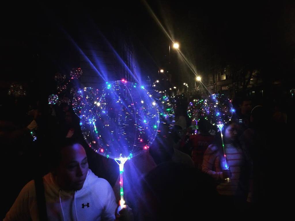ge0w4's tweet photo. Y en el día 18 del décimo primer mes del año de Nuestro Señor, estos globos rellenos de helio con luces led se volvieron moda.
Veremos por cuánto tiempo.
#FiluxCDMX💡
#filux2017⚡️ https://t.co/sJSU2FwR66 https://t.co/2gYXJ4Bjxn