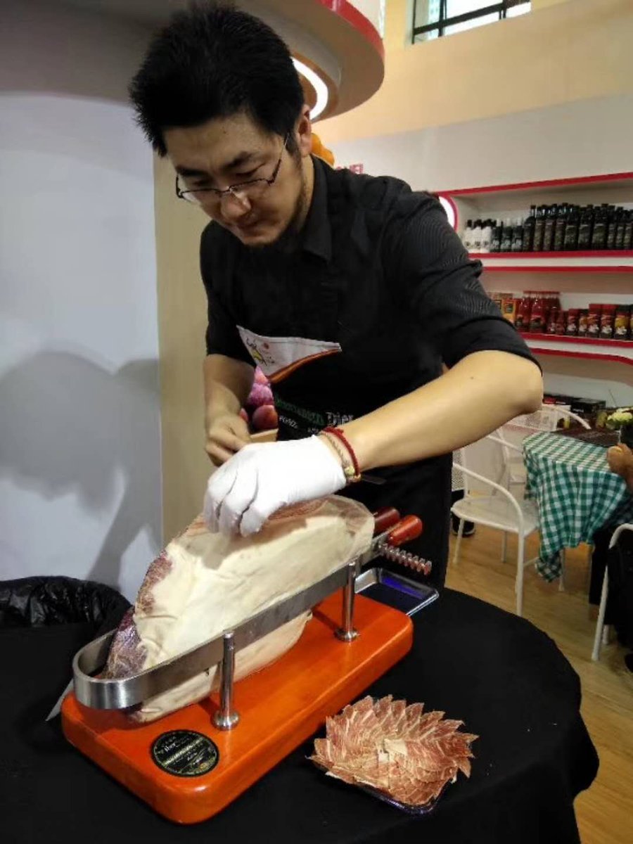 delaiberia's tweet photo. Delaiberia and Mr.Tang one year more working together with Miquel Group at Shanghai https://t.co/I92UefgiQz