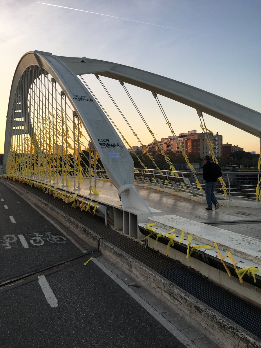 jacques_vw's tweet photo. The Stop Pobreza bridge got festooned with ribbons in support of jailed Jordis over the weekend https://t.co/W2cUQitvPQ