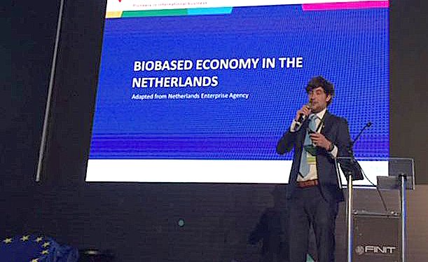 CentreBiobased's tweet image. @BiobasedBrazil in actie! Erik Lammers van @CentreBiobased @AvansHogeschool over zijn presentatie op #finit2017 in Belo Horizonte ow.ly/7fxP30gGVNT