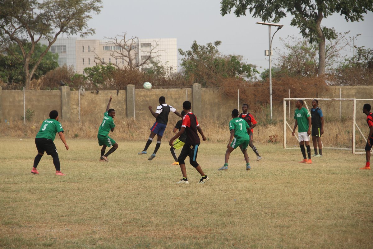 bazeuni_abuja's tweet photo. Baze Staff team suffered a graceful defeat in the football match held last week between the University Students and the Staff. the match which ended 2-1 in favour of the Student Team was an entertaining battle of wit, skill and vigor. https://t.co/aRnkB1slWq