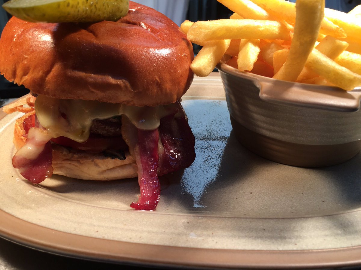 The_Gantry's tweet photo. It's #burger night tonight peeps...#freepint with any burger (meat, veg or fish)...#thegantry #Brockley #se4 #weekdaydining #cosymondaynights! https://t.co/42Evr9JgJD