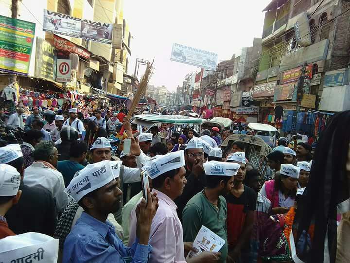 VipinRathaur's tweet photo. दिल्ली के विधायक @LambaAlka जी व @MLA_NareshYadav जी ने इलाहाबाद मेयर प्रत्याशी सलिल श्रीवास्तव के समर्थन में पदयात्रा कर मांगा आशीर्वाद, किया नुक्कड़ सभा। https://t.co/GLO3SSDRez