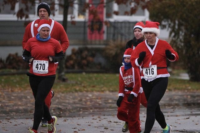 PHOTOS:  Hundreds Of Santas Run Through Amherstburg windsorite.ca/2017/11/photos… https://t.co/2N181kU4EM