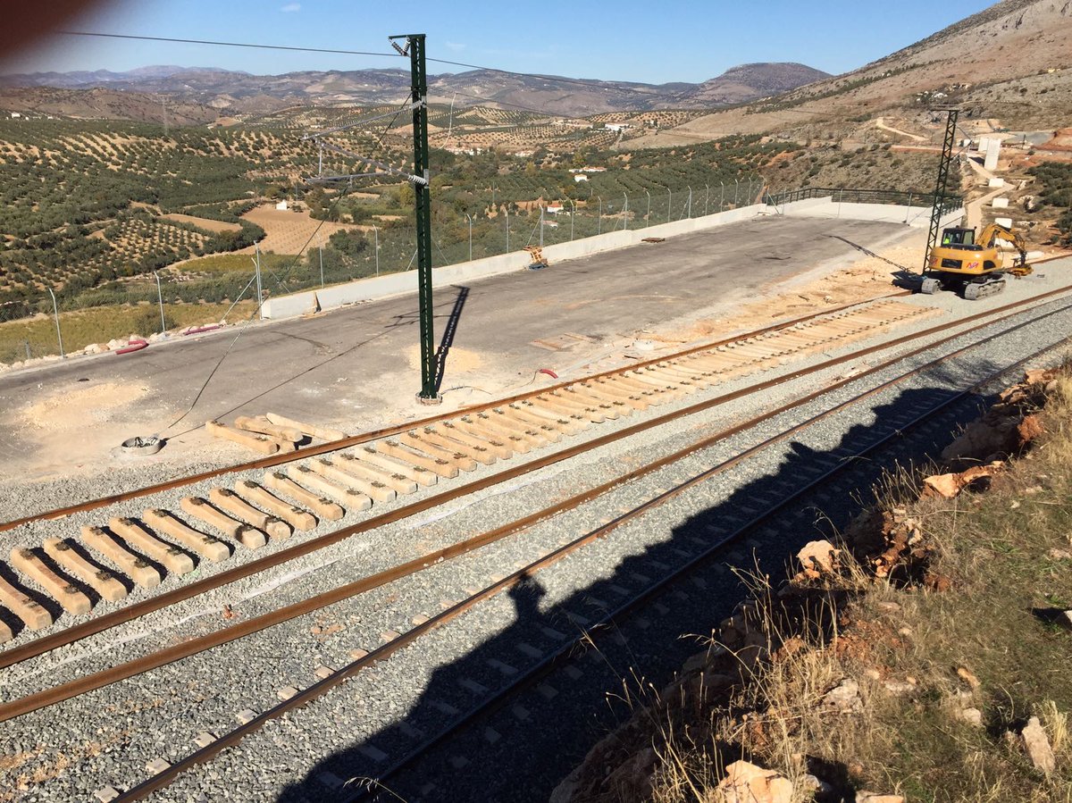 MareaAmarillaGr's tweet photo. 959 días sin trenes en #Granada y a 10 días de las disculpas por el nuevo incumplimiento de @fomentogob y @Adif_es 
#PorLojaNoPasarán y lo saben, sr @idlserna 😠😠😠 https://t.co/BExHf3h1yH