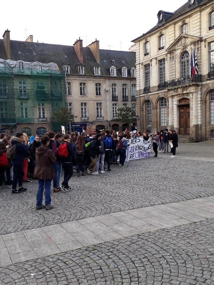 SESLRENNES's tweet photo. Plus de 500 lycéen-ne-s manifeste en soutiens à leur camarade Giorgi menacé d'expulsion ! https://t.co/iYXBAOm0FR