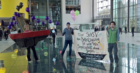 Alternativveranstaltung 11 Uhr vor Ministerium: Gespräch im #BMVI über Zukunft der Traditionsschifffahrt.
„Wir fordern eine neue Verordnung!" Aktueller Entwurf ist schlecht, lückenhaft &amp; gegen ehrenamtliche Betreiber. Neuentwicklung erforderlich, an der Schiffe mitwirken müssen.