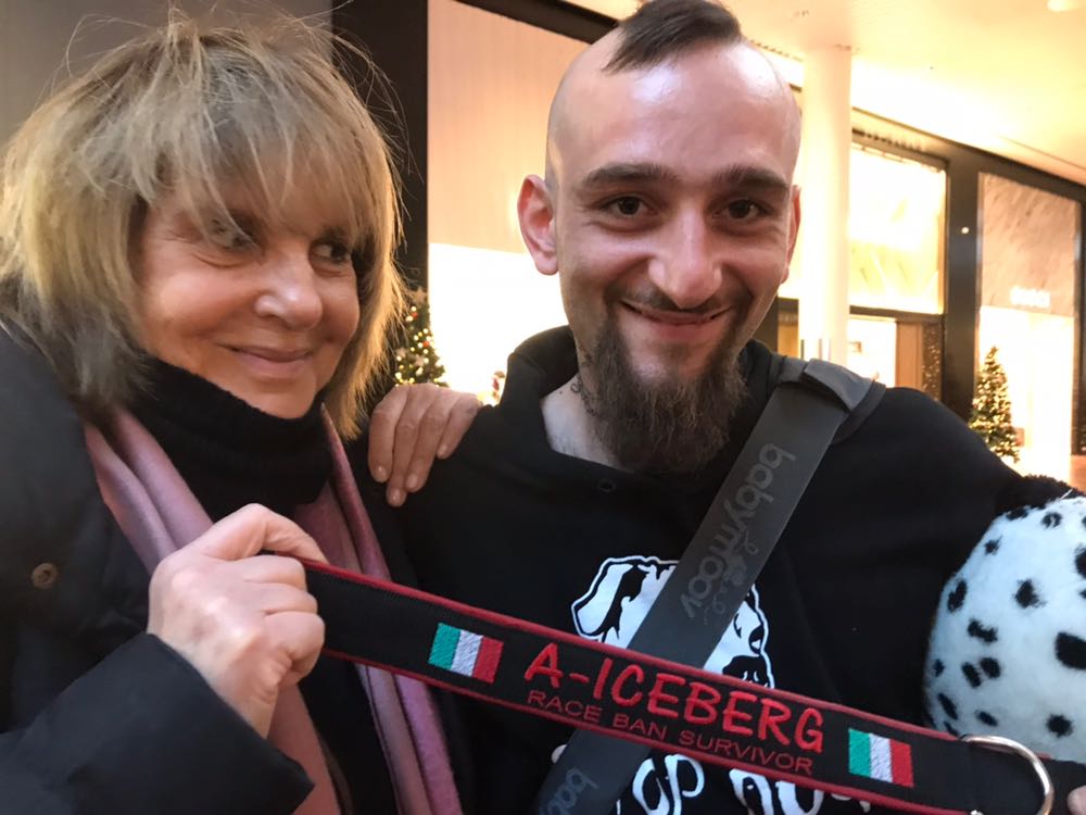 enpaonlus's tweet photo. === Copenaghen, polizia danese ha imbarcato Iceberg su aereo consegnandolo a Giuseppe Perna, a Carla Rocchi (Enpa) e a Charlotte Andersson (FairDog). Pochi minuti e si parte, destinazione Italia! #finalmente #IcebergACasa con @noemiofficial nel cuore ❤️ === [us] https://t.co/Y2nval9wUw