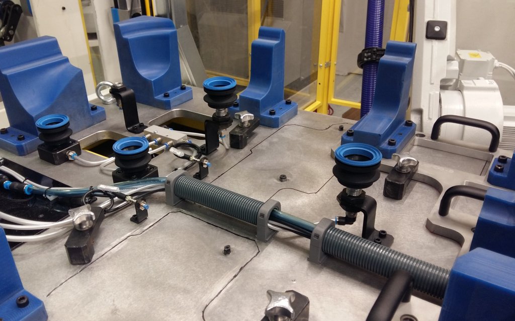 Good morning! Clamping of automotive interior panels by suction cups in assembly goo.gl/U5AL8m #Vacuum #VacuumCups #VacuumHandling #industry #assembly #Automotive