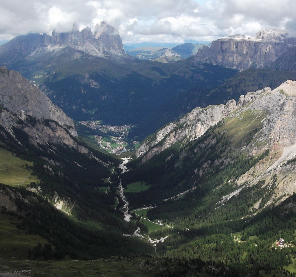 andyblanck1's tweet photo. than&amp;now: dec, 1916. A view from an italian gun position that controlled austro-hungarian logistic positions in #Contrin Valley, #ValdiFassa #Dolomiti. In the background the famous #Sassolungo mountain. https://t.co/v5hdOvZk0B
