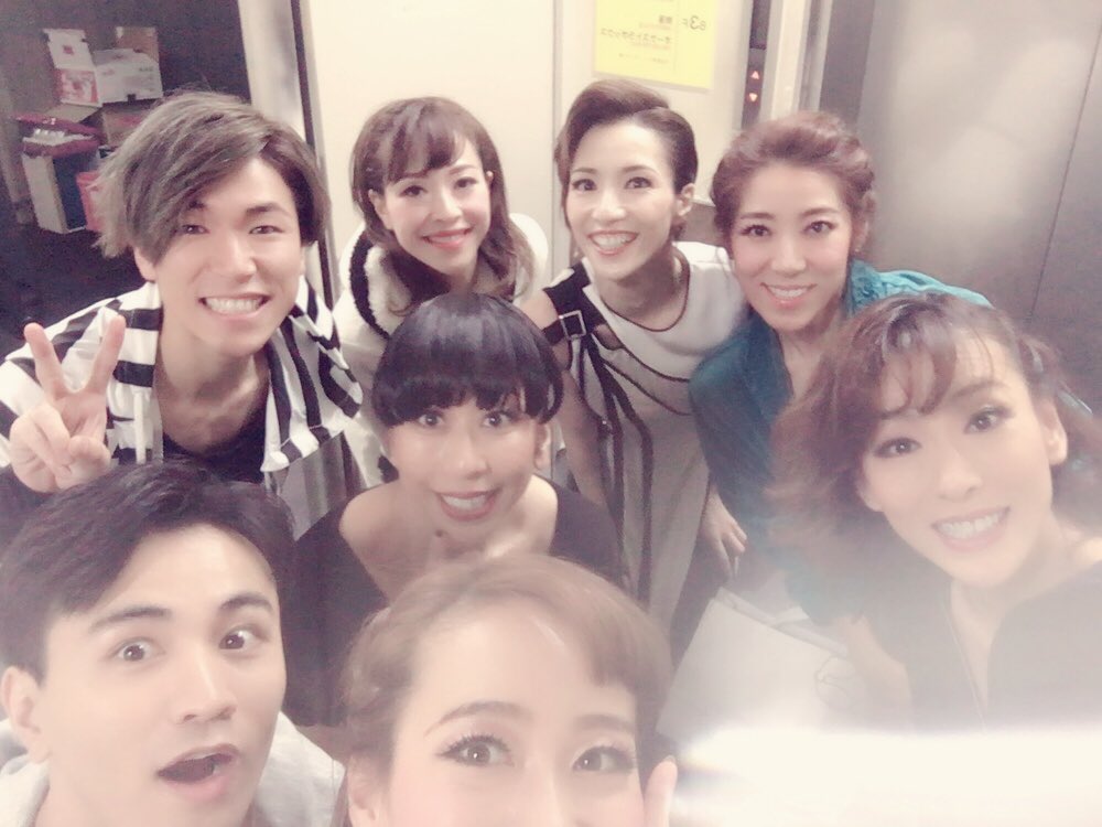 hanamariririri's tweet photo. 昨日SS無事に大千穐楽を迎えさせて頂きました！ケセラセラでの紹介の前にはキムさんと2人でポロポロ…、皆んなを駅でお見送りする時もポロポロ…それ程素敵な共演者の皆様に囲まれ充実した毎日でした！本当にありがとうございました！
お手紙やコメントもありがとうございました！#Secretsplendour https://t.co/oF4y7cfcQd