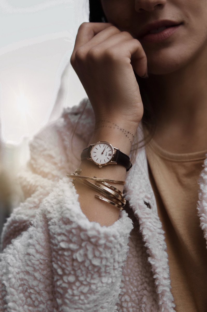 KenzaSMG's tweet photo. Une nouvelle semaine (chargée !) qui démarre.
J’adore l’association de ma montre CLUSE à mes bracelets et mon tattoo accumulés sur le même poignet.
Bon lundi à tous 💫 #cluse #fallforcluse https://t.co/YnQ838cZbO