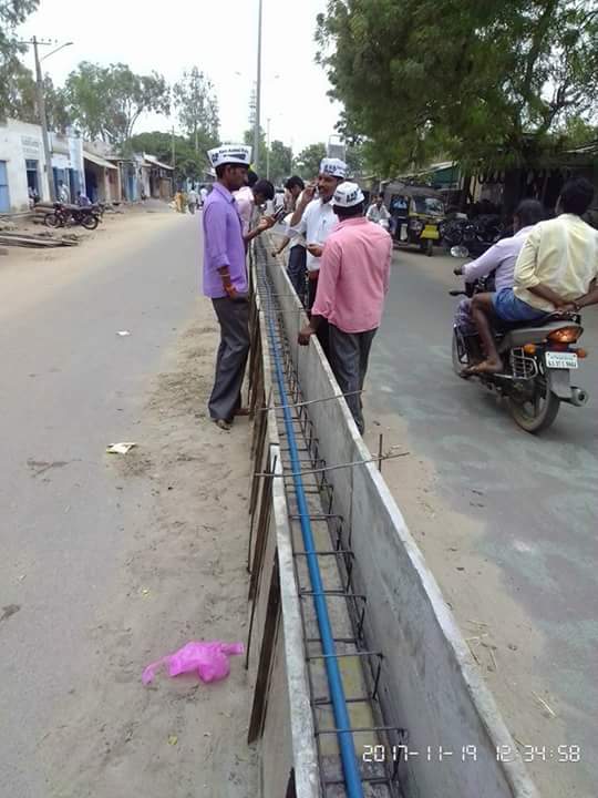 AAPKarnataka's tweet photo. ಗಂಗಾವತಿಯಲ್ಲಿ ರಸ್ತೆ ಡಿವೈಡರ್ ಕಾಮಗಾರಿ ಕಳಪಪೆಯಾಗಿ ನಡೆಯುತ್ತಿರುವುದು ಕಂಡು ಬಂದು, ಸಾರ್ವಜನಿಕರು ಮತ್ತು ಆಪ್ ಕಾರ್ಯಕರ್ತರು ಗುಣಮಟ್ಟದ ಬಗ್ಗೆ ತಕರಾರು ಮಾಡಿ, ಎಸ್ಟಿಮೇಟ್ ತಕ್ಕಂತೆ ಕಾಮಗಾರಿ ಮಾಡಬೇಕೆಂದು ಅಧಿಕಾರಿಗಳಿಗಳಿಗೆ ಆಗ್ರಹಿಸಿದರು.

@AAPKoppal @aapkaprithvi 
@aapkavijay_ @ashwinmahesh https://t.co/HEObw3tUbF