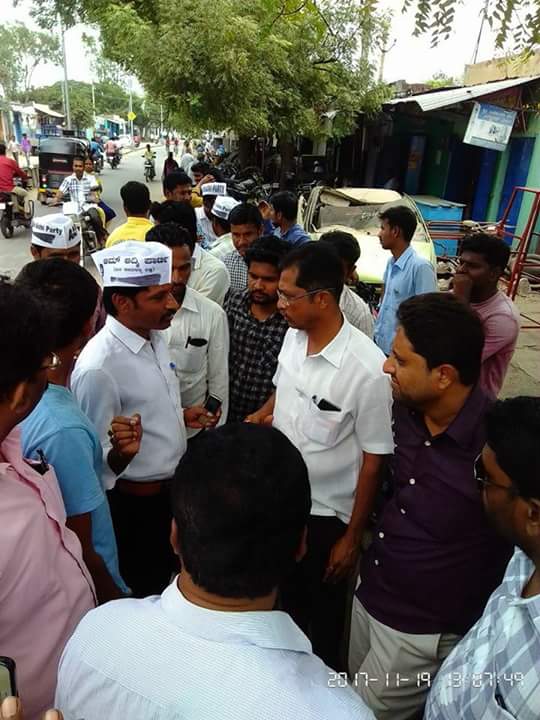 AAPKarnataka's tweet photo. ಗಂಗಾವತಿಯಲ್ಲಿ ರಸ್ತೆ ಡಿವೈಡರ್ ಕಾಮಗಾರಿ ಕಳಪಪೆಯಾಗಿ ನಡೆಯುತ್ತಿರುವುದು ಕಂಡು ಬಂದು, ಸಾರ್ವಜನಿಕರು ಮತ್ತು ಆಪ್ ಕಾರ್ಯಕರ್ತರು ಗುಣಮಟ್ಟದ ಬಗ್ಗೆ ತಕರಾರು ಮಾಡಿ, ಎಸ್ಟಿಮೇಟ್ ತಕ್ಕಂತೆ ಕಾಮಗಾರಿ ಮಾಡಬೇಕೆಂದು ಅಧಿಕಾರಿಗಳಿಗಳಿಗೆ ಆಗ್ರಹಿಸಿದರು.

@AAPKoppal @aapkaprithvi 
@aapkavijay_ @ashwinmahesh https://t.co/HEObw3tUbF