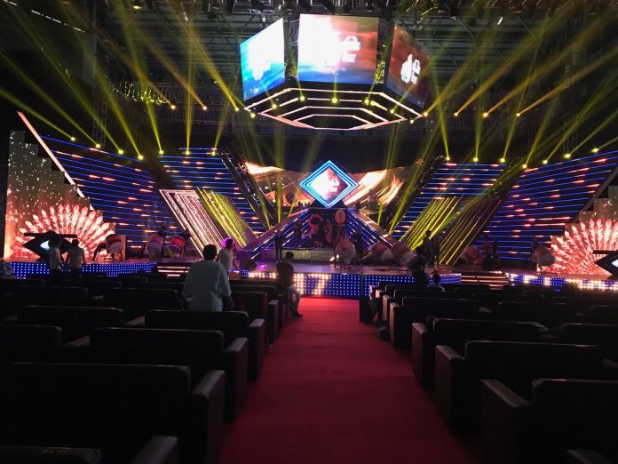 DDNational's tweet photo. ENJOY LIVE from 3:15 pm onward on DD National &amp; 
Live-stream : https://t.co/RU71M76uAn 
Just an hour left before @iamsrk inaugurates the most eagerly awaited movie festival of the year - Ready to join us?
#IFFI2017 #IFFI2017onDD https://t.co/FjAKbL6tWS