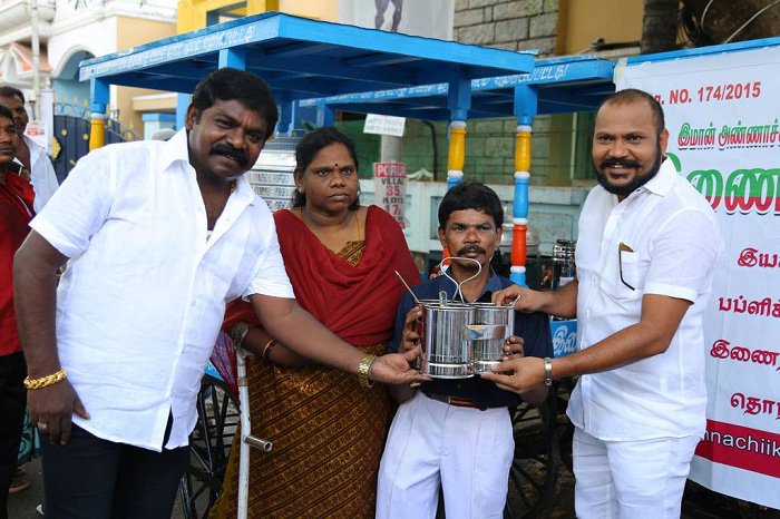 kalakkalcinema's tweet image. ஏழை மக்களுக்கு " இணைந்த கரங்கள் " அறக்கட்டளை மூலமாக உதவிகளை செய்த பப்ளிக் ஸ்டார்.!

goo.gl/Gz6gLR

#PublicStar #DurauSudhagar #InainthaKaigal #Trust #Helps #Poor #People