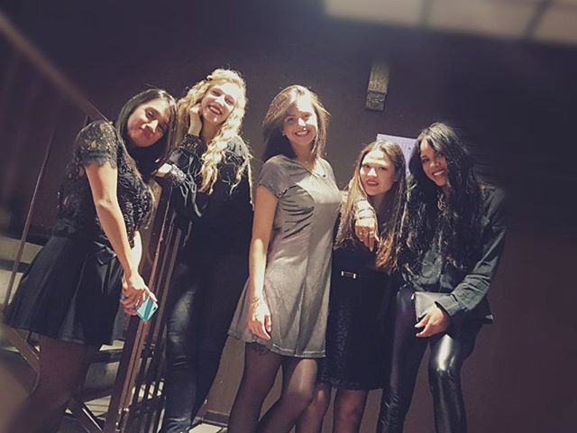 La didascalia alla foto recita:" Io non esco con gente per bene
Esco con gente per bere"
:-)
#Bobino
Foto di  📷: @erytweetyrepsol