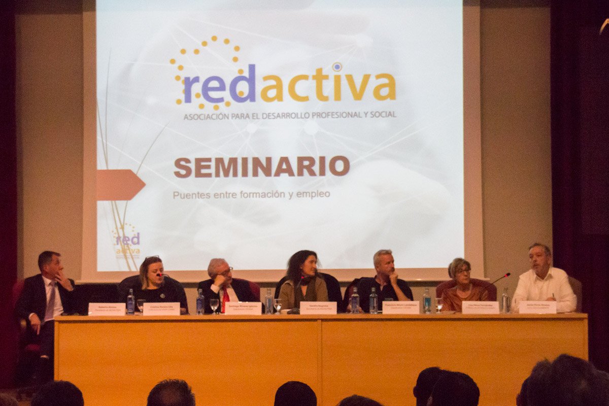 _RedActiva's tweet photo. #Felizlunes Os dejamos en la web resumen y #fotos del seminario Puentes entre #Formación y #Empleo en @FEUGA_20  ¡Gracias a todos los ponentes y asistentes! Ha sido un evento muy útil, enriquecedor  y participativo.  ¡Preparando ya la siguiente actividad! https://t.co/q5EPETpQuU https://t.co/G5ovdXTIDB