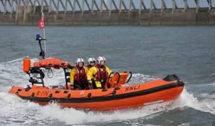 Volunteers from @RNLIBlyth &amp; @tynemouthRNLI assist one from the water after swimmers get into difficulty. rnli.info/NePCjh