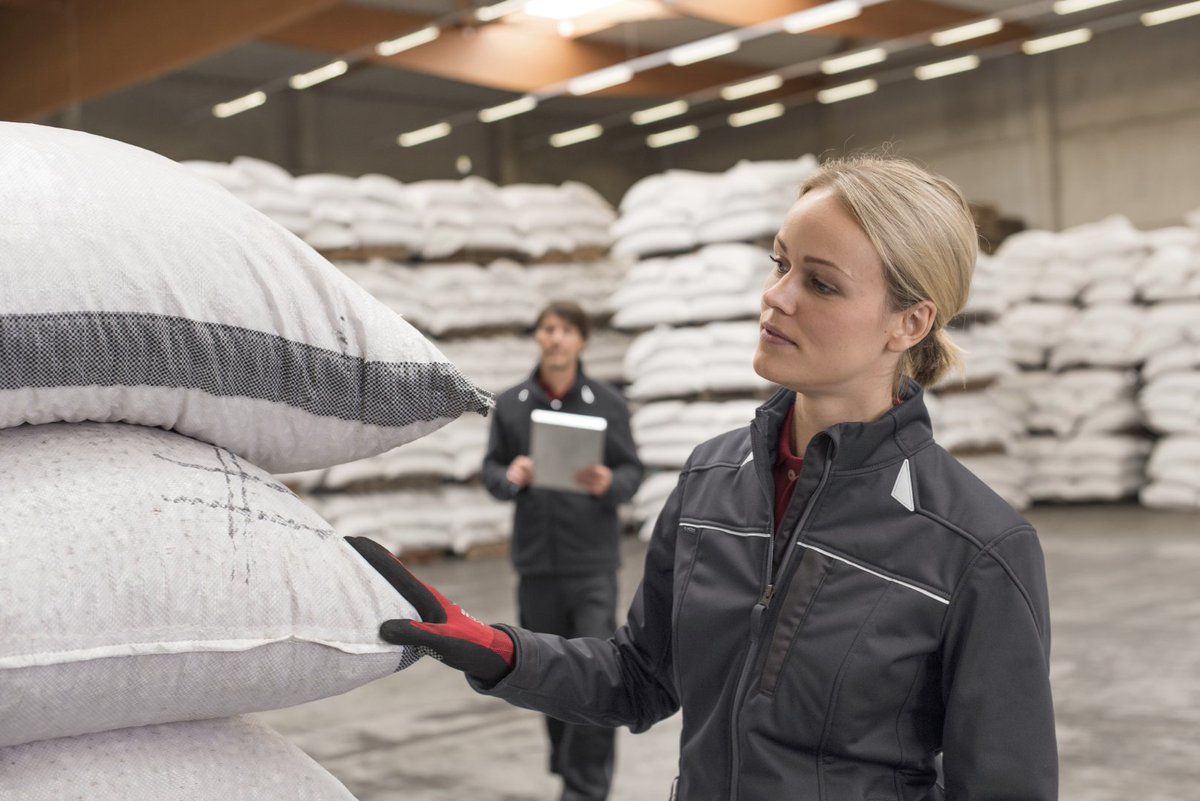 MEWA_CH's tweet image. Nässe, Frost und Zugluft. Ab sofort sind #Softshelljacken und #Winterjacken gefragt. Wetterfeste Berufskleidung von #MEWAtm für frostiges Klima und nasskalte Tage. mewa.tm/2zVebjk