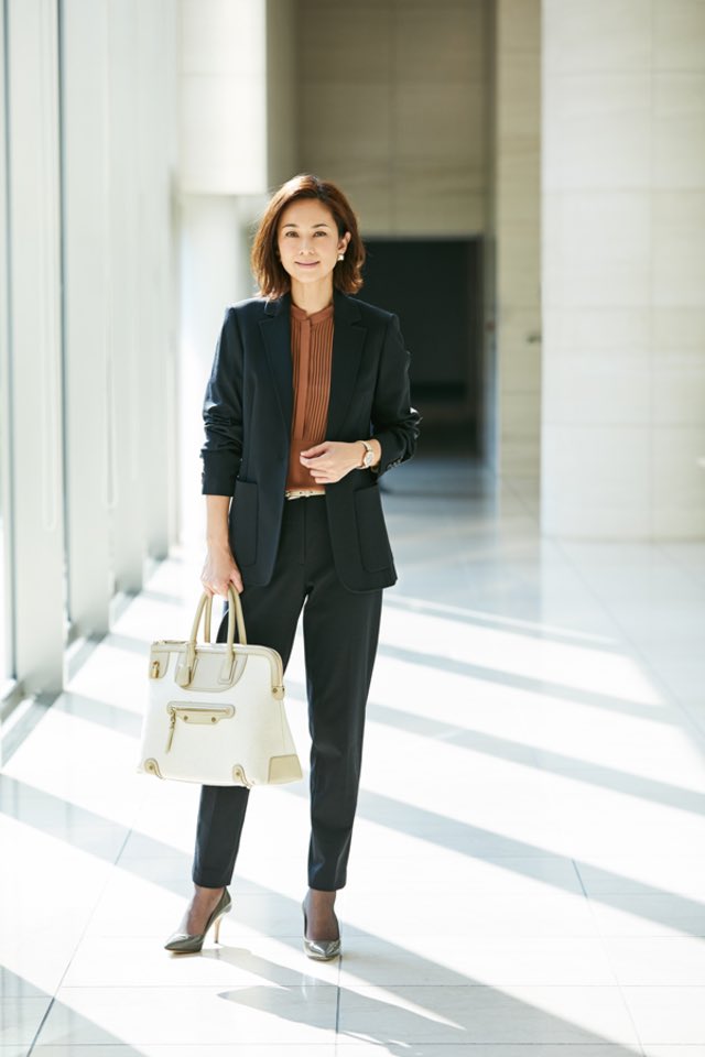 大人のキャリア女性が手に入れるべき仕事服