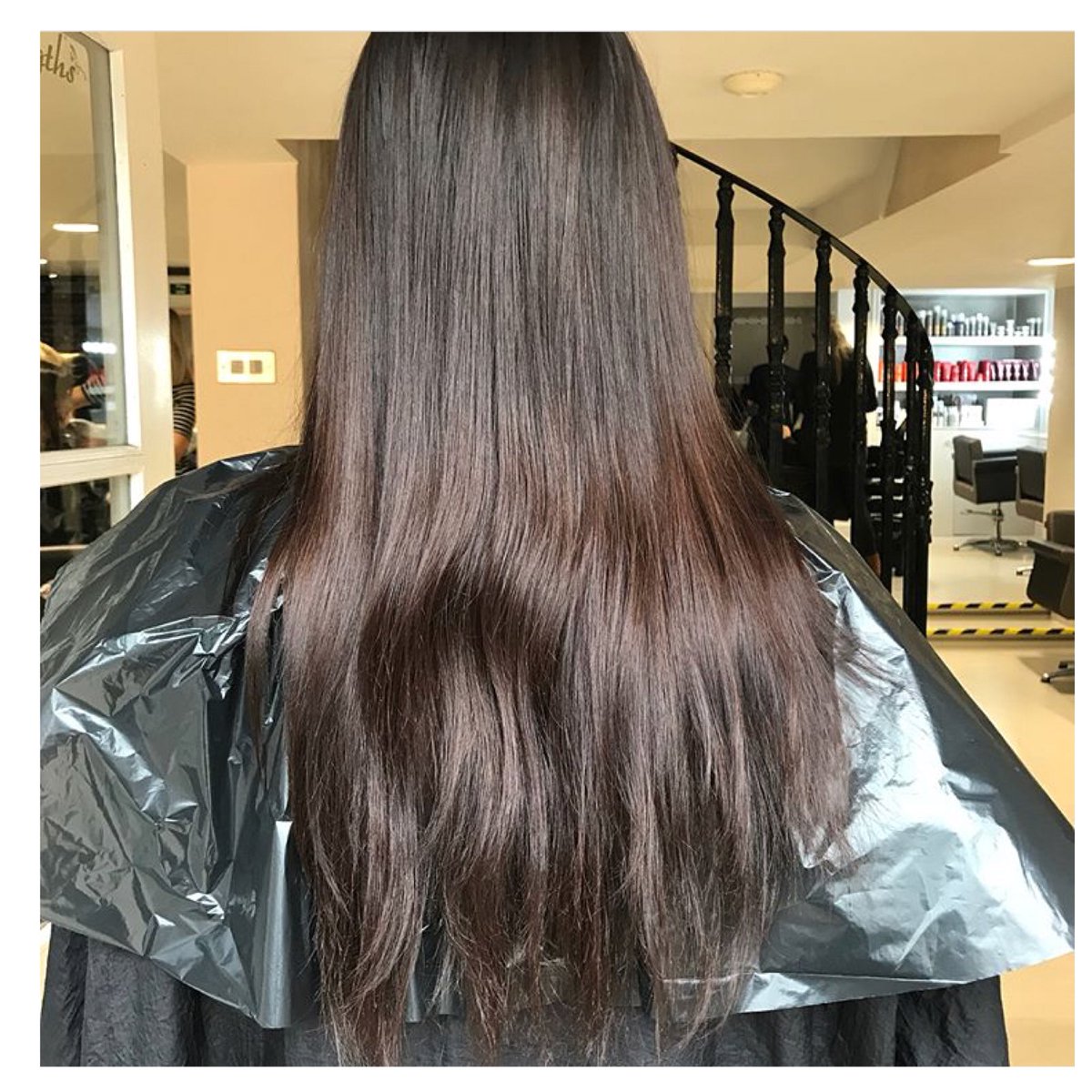 houseoffinesse's tweet photo. 🍩Chocolate🍫 autumn 🍂 vibes , sleek glossy chocolate mocha tones hair by @Vkbinz 💇🏼🍫🍂🙅🏻 Heather want a small change to her brunette hair without going to light , so by doing balyage slices the add texture and fullness this technique is great 👍🏼, no root blend was needed https://t.co/VSTd90epXO