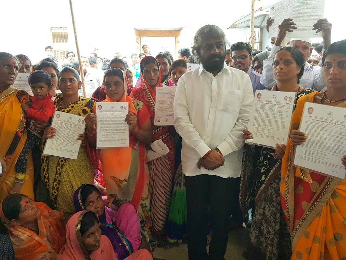 eshwar_khandre's tweet photo. We have a dream of #GudisaluMuktaBhalki , every poor people should have their own dream house. #Distributed #sanctioned​ letters to the 465 #Beneficiaries under #Basava #Vasati Yojane scheme. @INCKarnataka @GOKUpdates @KtakaCongress https://t.co/2njYmlgWNK