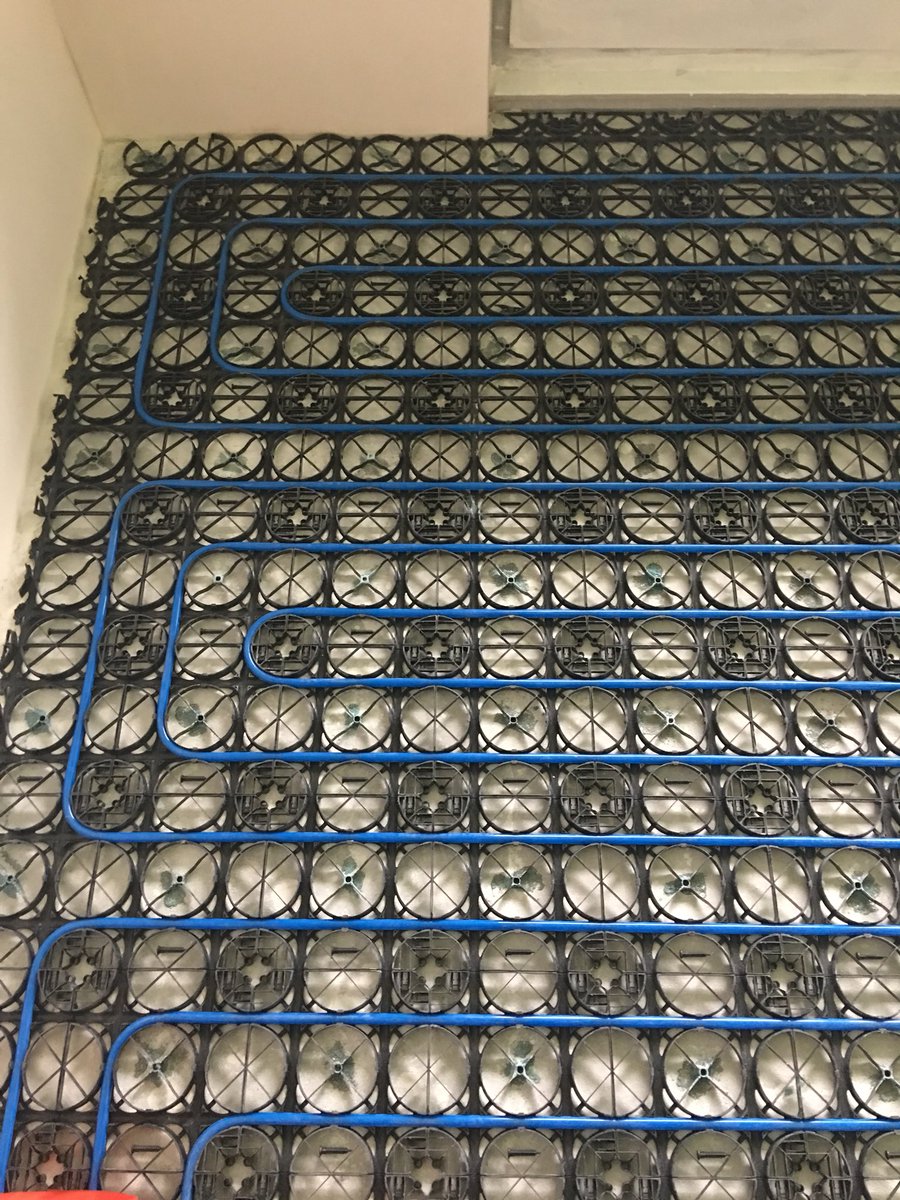 Een Quick Step Laminaat vloer plaatsen op een droogbouw vloer verwarming met de 10db Heatfoil ondervloer.