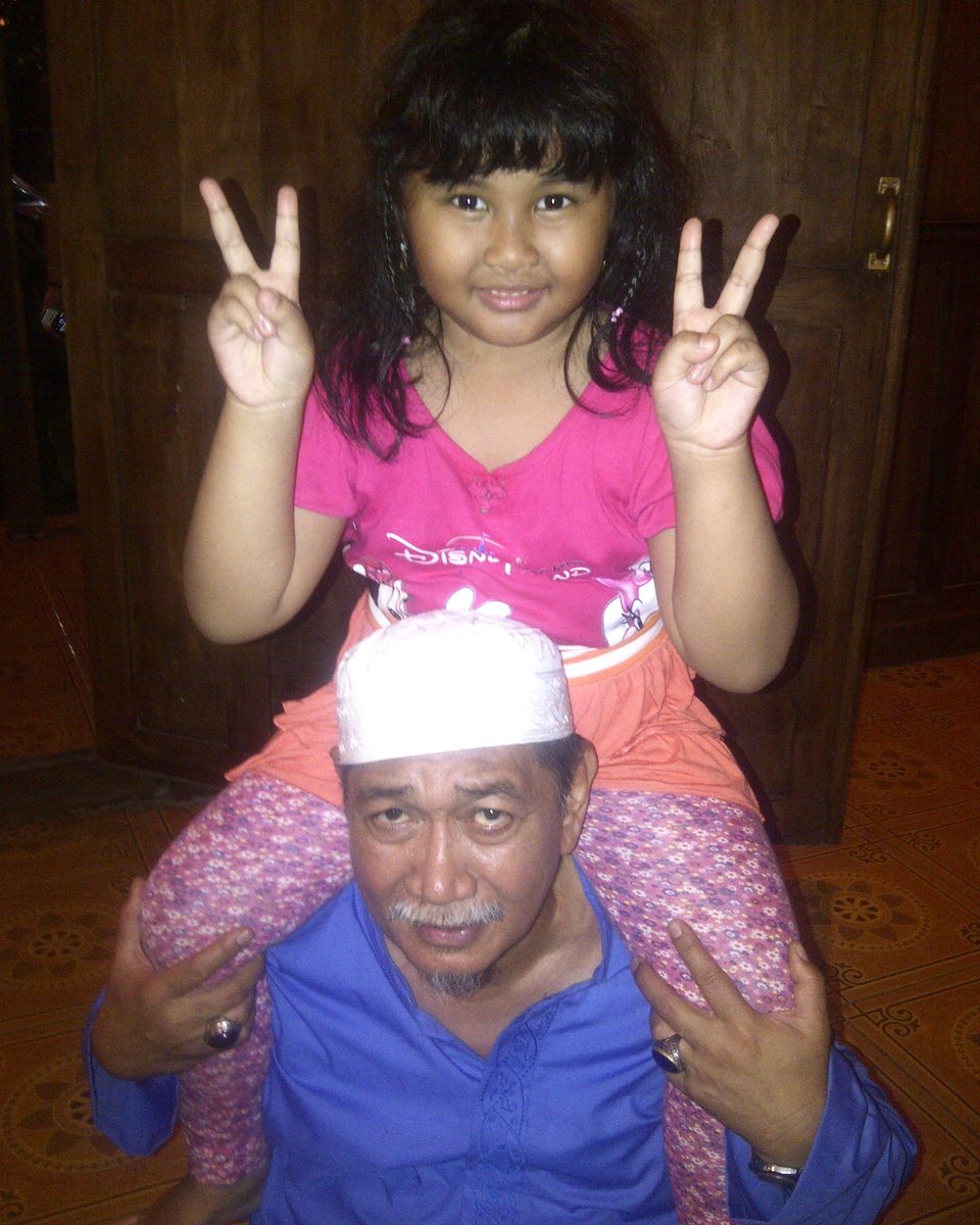 Deddy_Mizwar_'s tweet photo. Anak-anak adalah amanah dari Allah SWT, mari kita lebih luangkan waktu untuk hadir bersama anak-anak kita daripada sekadar membelikan hadiah-hadiah untuk menemani hari-hari mereka.

#harianak #deddymizwar #harianaksedunia https://t.co/3aZIPBAbGQ