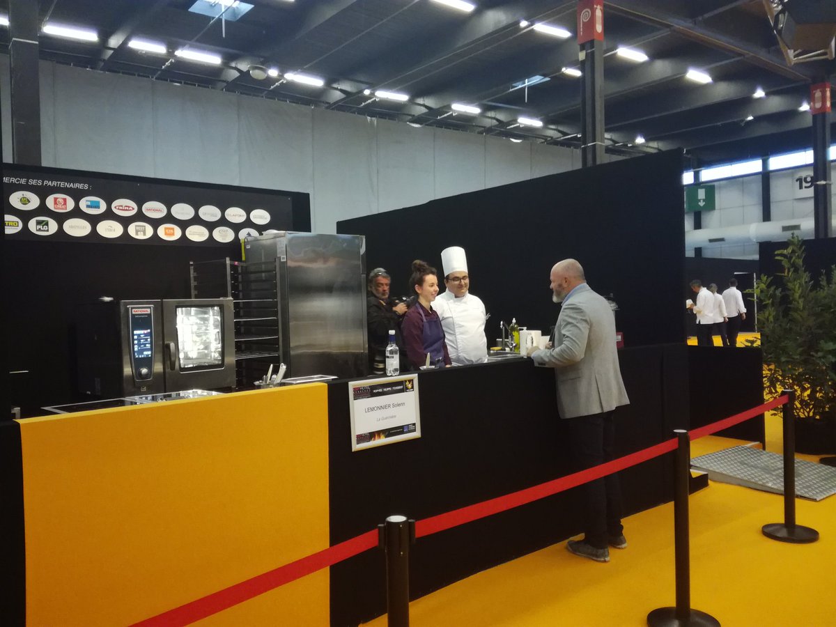 GaspardLC's tweet photo. Solenn LEMONNIER de @La_Gueriniere en discussion avec @Chef_Etchebest avant le coup de feu pour le concours Philippe Etchebest à @ExphotelBdx https://t.co/IyC69PAdHL