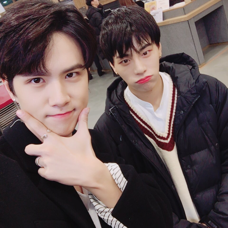 JBJtwt787's tweet photo. [#김상균😲] 휴게소에서 레알진짜 레알진짜 우연히 만나버린 동한니..♥ https://t.co/jIFkTQe9bg