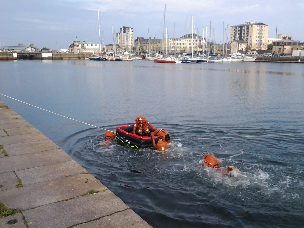 LPMA_Cherbourg's tweet photo. Exercice de Techniques Individuelles de Survie des élèves de CAPM1, la semaine dernière au lycée et dans le bassin du commerce.🌊🚢👍 https://t.co/dkBo2YOlhd