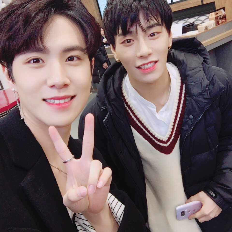 JBJtwt787's tweet photo. [#김상균😲] 휴게소에서 레알진짜 레알진짜 우연히 만나버린 동한니..♥ https://t.co/jIFkTQe9bg