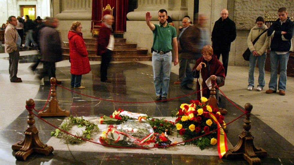 KRLS's tweet photo. Franco died 42 years ago today and his grave is still revered inside a touristic monument paid through the Spanish state budget. Europe 2017 https://t.co/zTUyeuvkXs