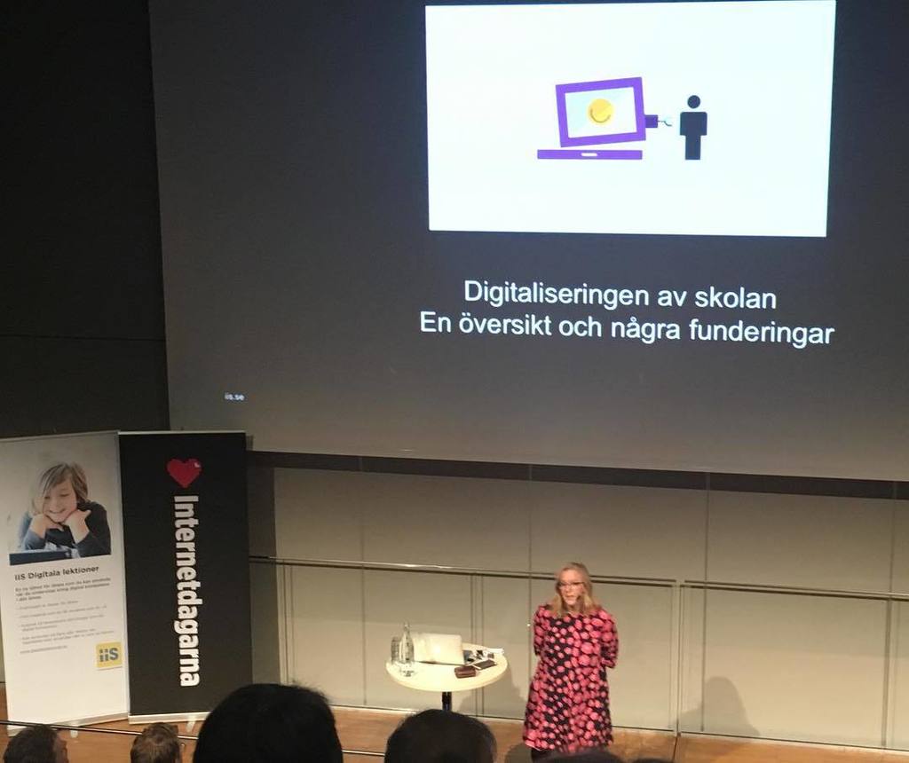 vasbymakerspace's tweet photo. Nu inleds spåret Vad innebär digital kompetens i skolan? Kristina Alexandersson ger en historisk exposé kring digitalisering och internet i skolan. #ind2017 https://t.co/8vfLW6cngT https://t.co/GkkRBenvOm
