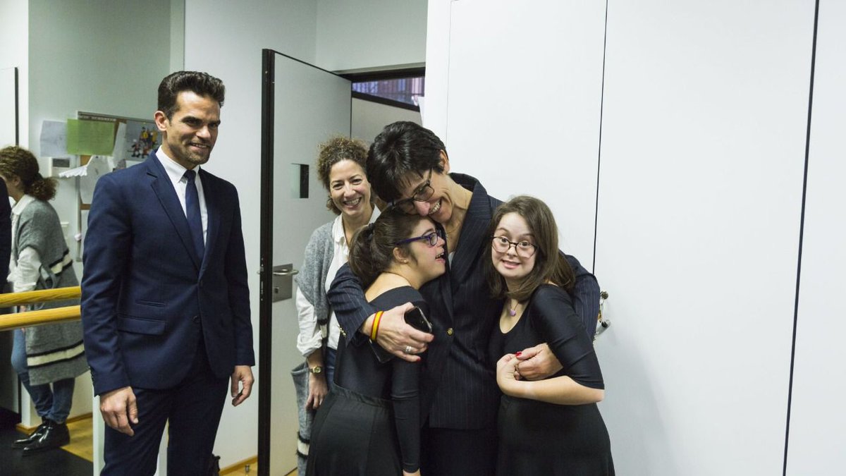 lenguamusical's tweet photo. Difícil encontrar un galardón que encierre más belleza y valores humanos que los Premios @PlenaMadrid, por la #Inclusión de las personas con #DiscapacidadIntelectual ♿️.+ Info: https://t.co/5aeqFclZrY 😍#SimpleMenteSiente https://t.co/ZTNVVsXVF7