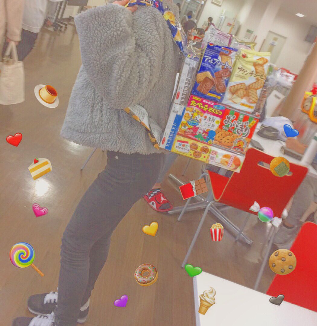 _lov1xx7's tweet photo. ✔️今日で19歳🎈🎁
じゅんなとなつきたくさんのプレゼントありがとうっ😭💖❤️
一年分くらいのお菓子や物大事にします✊🏻
まいまいや、ままからのプレゼントも❕❕
色んな人に「おめでとう」って言われてすっごく嬉しかった🌞
素敵な誕生日をありがとう🌈
l a s t 10代も楽しみますっ☁️☁️ https://t.co/tilKw2DrO8