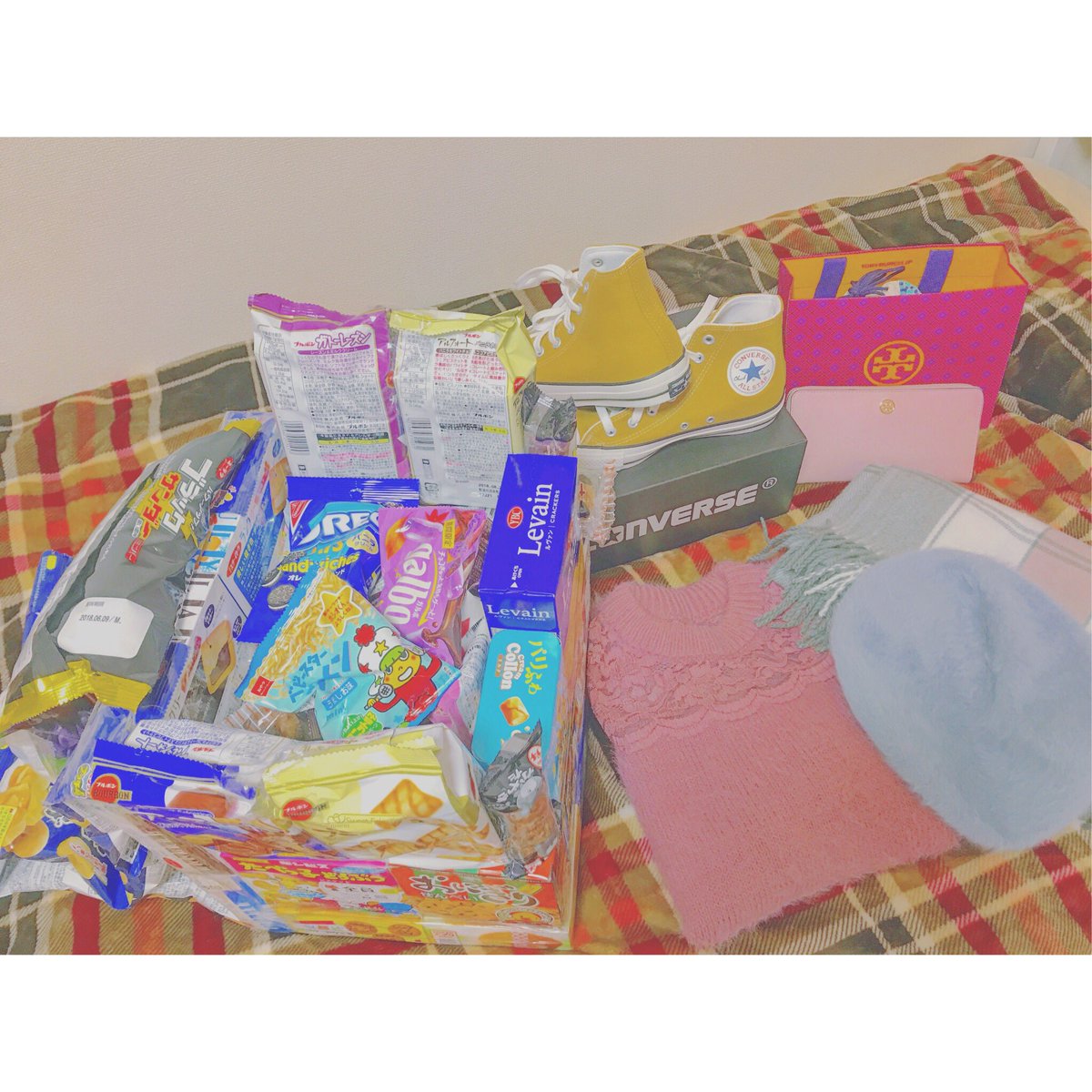 _lov1xx7's tweet photo. ✔️今日で19歳🎈🎁
じゅんなとなつきたくさんのプレゼントありがとうっ😭💖❤️
一年分くらいのお菓子や物大事にします✊🏻
まいまいや、ままからのプレゼントも❕❕
色んな人に「おめでとう」って言われてすっごく嬉しかった🌞
素敵な誕生日をありがとう🌈
l a s t 10代も楽しみますっ☁️☁️ https://t.co/tilKw2DrO8