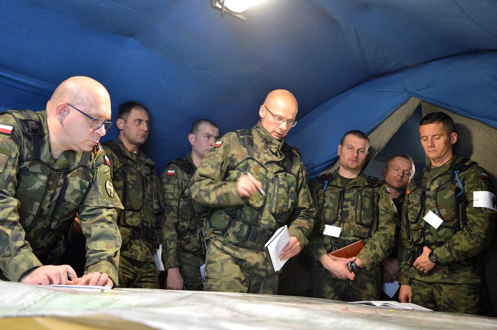 DGeneralneRSZ's tweet photo. W dniach 15-17 listopada, w ramach szkolenia poligonowego #23pa na #OSPWLŻagań zrealizowane zostało #ćwiczenie dowódczo-sztabowe z 3 dywizjonem artylerii rakietowej pk.  #Grad17.
#szkolenie #23pa #11DKPanc #DGRSZ #TakieJestPolskieWojsko https://t.co/2FaSj0nL6I