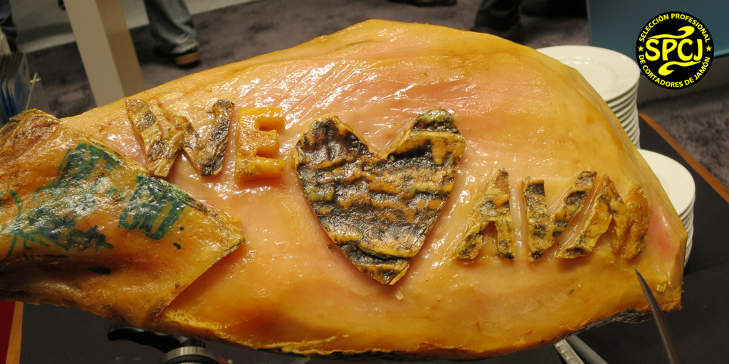 SPCJCORTADORES's tweet photo. ¿A quién no le gusta el #jamón? Con esta fantástica pieza acompañamos a AVM en el #BBWF2017 en #Berlín! 😊😊 https://t.co/gc5z9HlLpu
