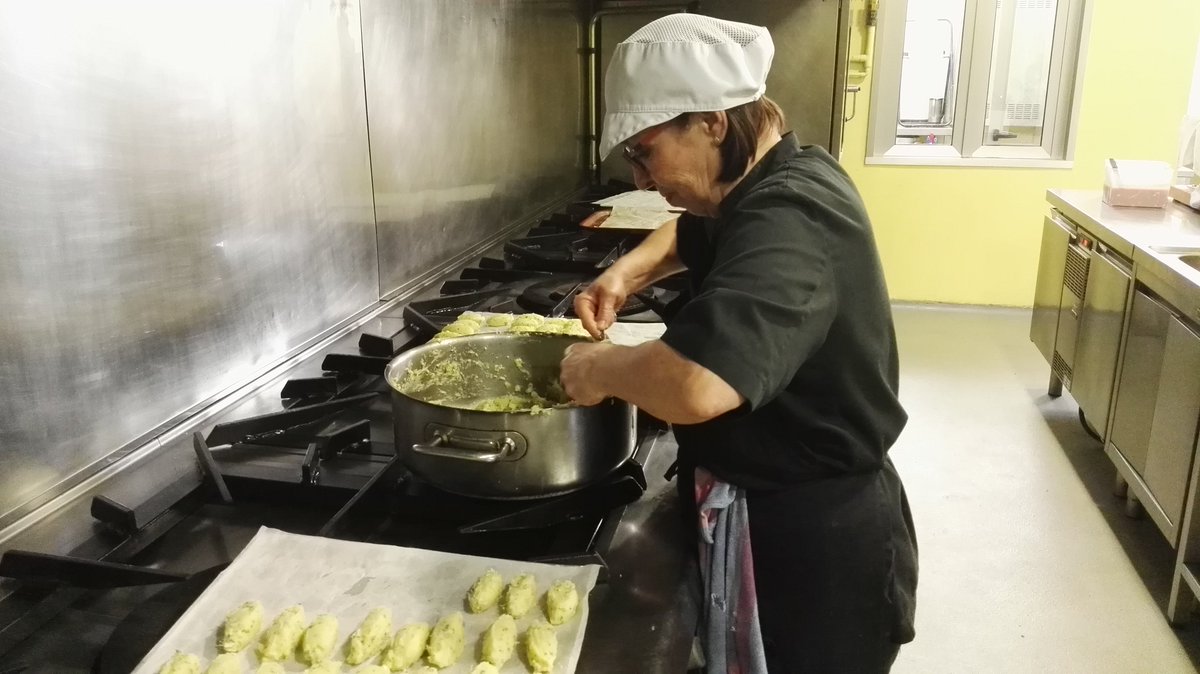 RteJesusGor's tweet photo. ¡Buenos días! 
Ya tenemos a Luda desde muy temprano preparando las croquetas. Estamos todos esperando las primeras para tastar. #SonDeliciosas #GastronomíaMediterránea #SonCaseras https://t.co/hAl09KiA2I