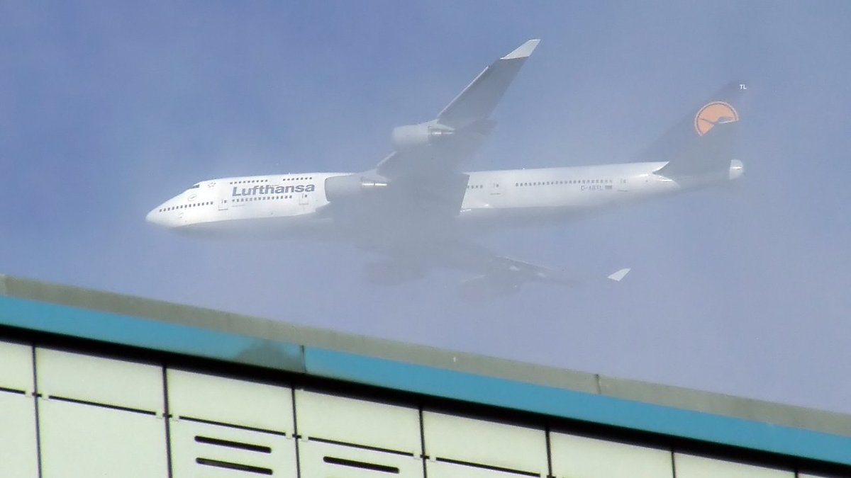 A3803's tweet photo. Da hat die #Lufthansa zu spät versucht, sich zu verstecken. #LH178 #FRATXL #B747 #DABTL https://t.co/cYmZoV58wR