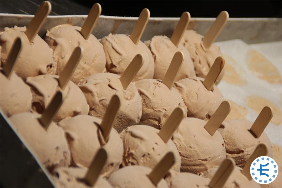 epiculiargreece's tweet photo. The lowest ever recorded temperature in Athens in November is 0ยฐC (32ยฐF), while the highest is 26ยฐC (79ยฐF). Are you ready to try some #yummy #icecream on your #epiculiar tour then? ๐๐ฆ๐จ #EnjoyNovember #localhostsworldtreasures #musteat #dessert #foodtravel #Athens #Thessaloniki https://t.co/1XXRb6Q92I