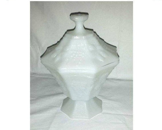 JunkYardBlonde's tweet photo. Paneled Grape and Leaf Milk Glass Compote,Anchor Hocking,… https://t.co/7h6QcP2x2H #JunkYardBlonde #MilkGlassCompote https://t.co/RxCnsA2IMZ