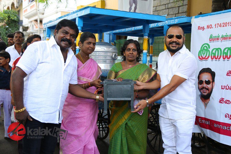 kalakkalcinema's tweet image. #PublicStar Joins hands with Inaintha Kaigal Trust and helps Poor People

More Stills goo.gl/57zhWv

#PublicStar #DurauSudhagar #InainthaKaigal #Trust #Helps #Poor #People