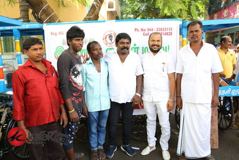 kalakkalcinema's tweet image. #PublicStar Joins hands with Inaintha Kaigal Trust and helps Poor People

More Stills goo.gl/57zhWv

#PublicStar #DurauSudhagar #InainthaKaigal #Trust #Helps #Poor #People