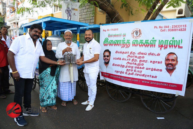 kalakkalcinema's tweet image. #PublicStar Joins hands with Inaintha Kaigal Trust and helps Poor People

More Stills goo.gl/57zhWv

#PublicStar #DurauSudhagar #InainthaKaigal #Trust #Helps #Poor #People