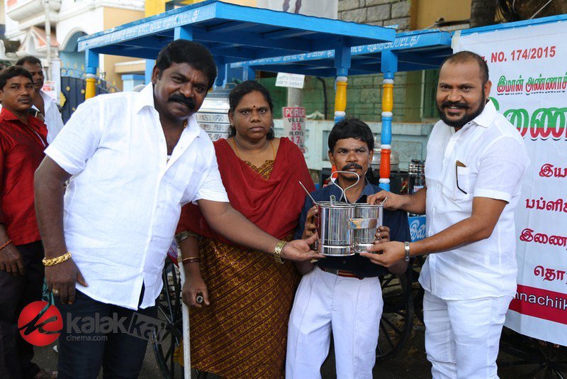 kalakkalcinema's tweet image. #PublicStar Joins hands with Inaintha Kaigal Trust and helps Poor People

More Stills goo.gl/57zhWv

#PublicStar #DurauSudhagar #InainthaKaigal #Trust #Helps #Poor #People